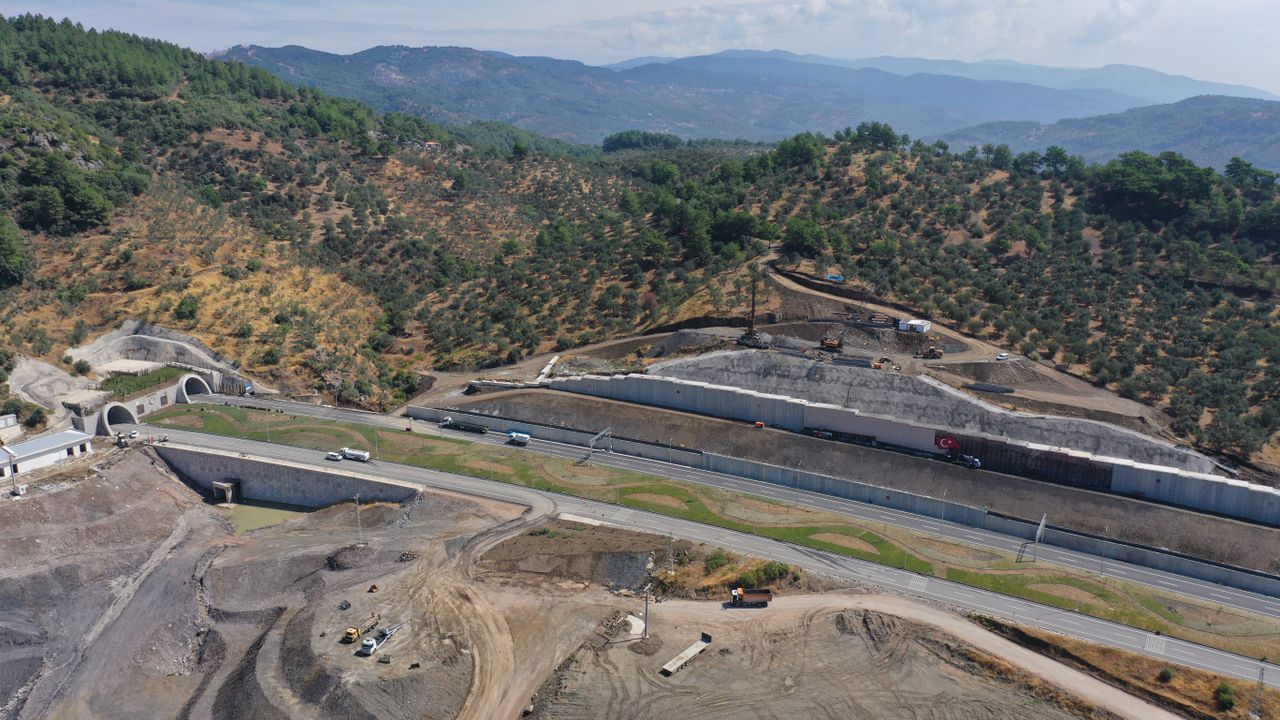 Obra de talude com máquina em montanha íngreme — contexto de instalação de biomanta